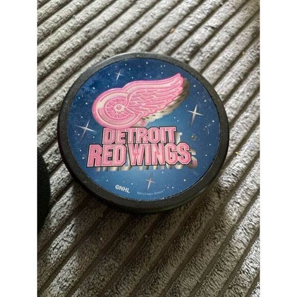 NHL Detroit Red Wings puck bundle Lidstrom 2015 hall of fame vintage lot - Picture 5 of 6